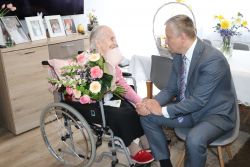 Burmistrz Robert Czapla z wizytą u 97 letniej Jubilatki